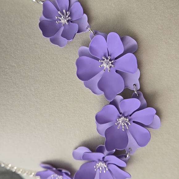 Liz Claiborne Bloom Necklace In Lavender Flower, NWOT - Picture 5 of 14